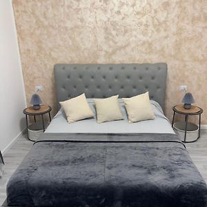 Zimmer mit Kingsize-Bett